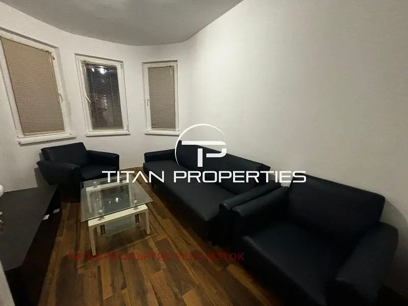 Wohnzimmer; holzboden, tageslicht, moderner stil, hohe decken