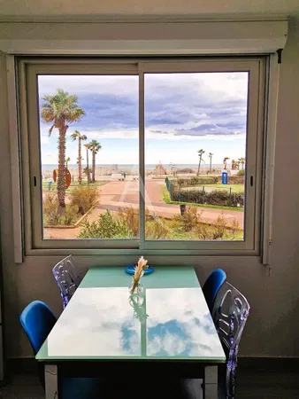 Wohnzimmer; holzboden, tageslicht, moderner stil, hohe decken