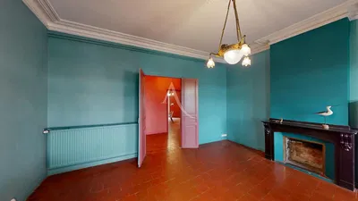 Wohnzimmer; holzboden, tageslicht, moderner stil, hohe decken