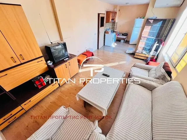 Cocina; electrodomésticos, suelo de madera, luz natural, estilo moderno, renovado