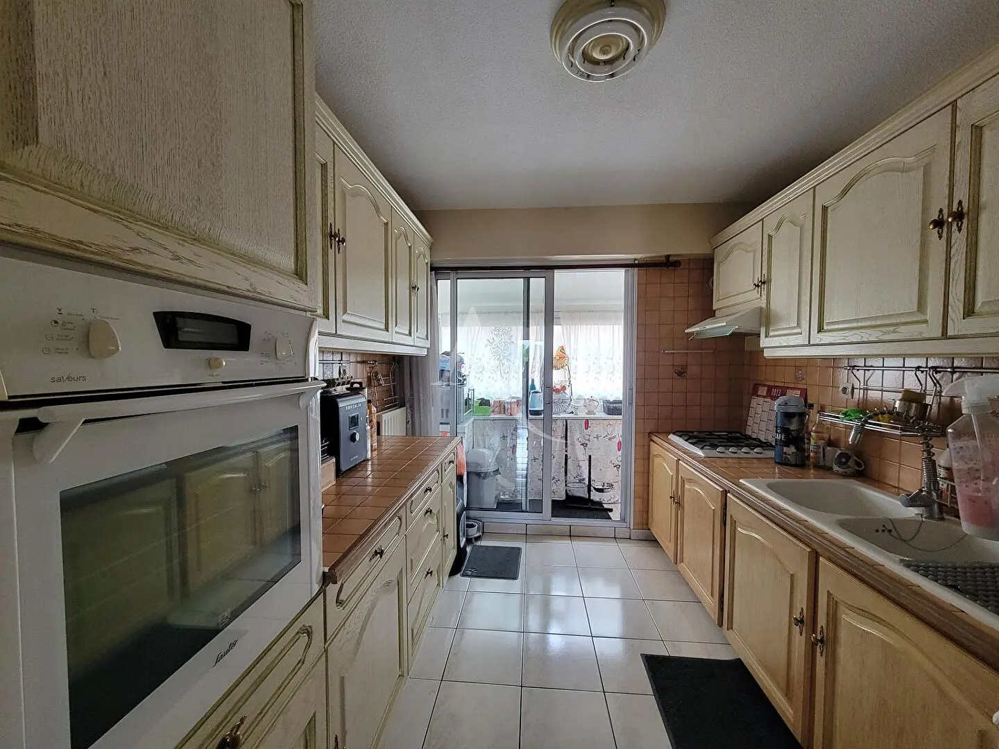 Wohnzimmer; holzboden, tageslicht, moderner stil, hohe decken