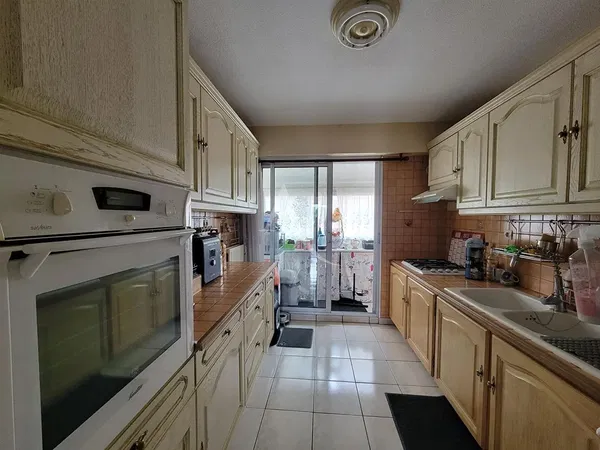 Wohnzimmer; holzboden, tageslicht, moderner stil, hohe decken