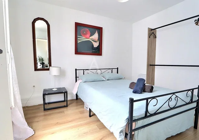 Хол; дървен под, естествена светлина, модерен стил, високи тавани