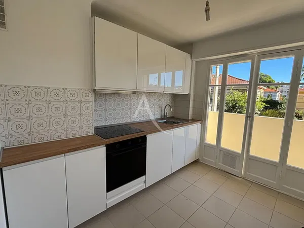 Soggiorno; pavimento in legno, luce naturale, stile moderno, soffitti alti