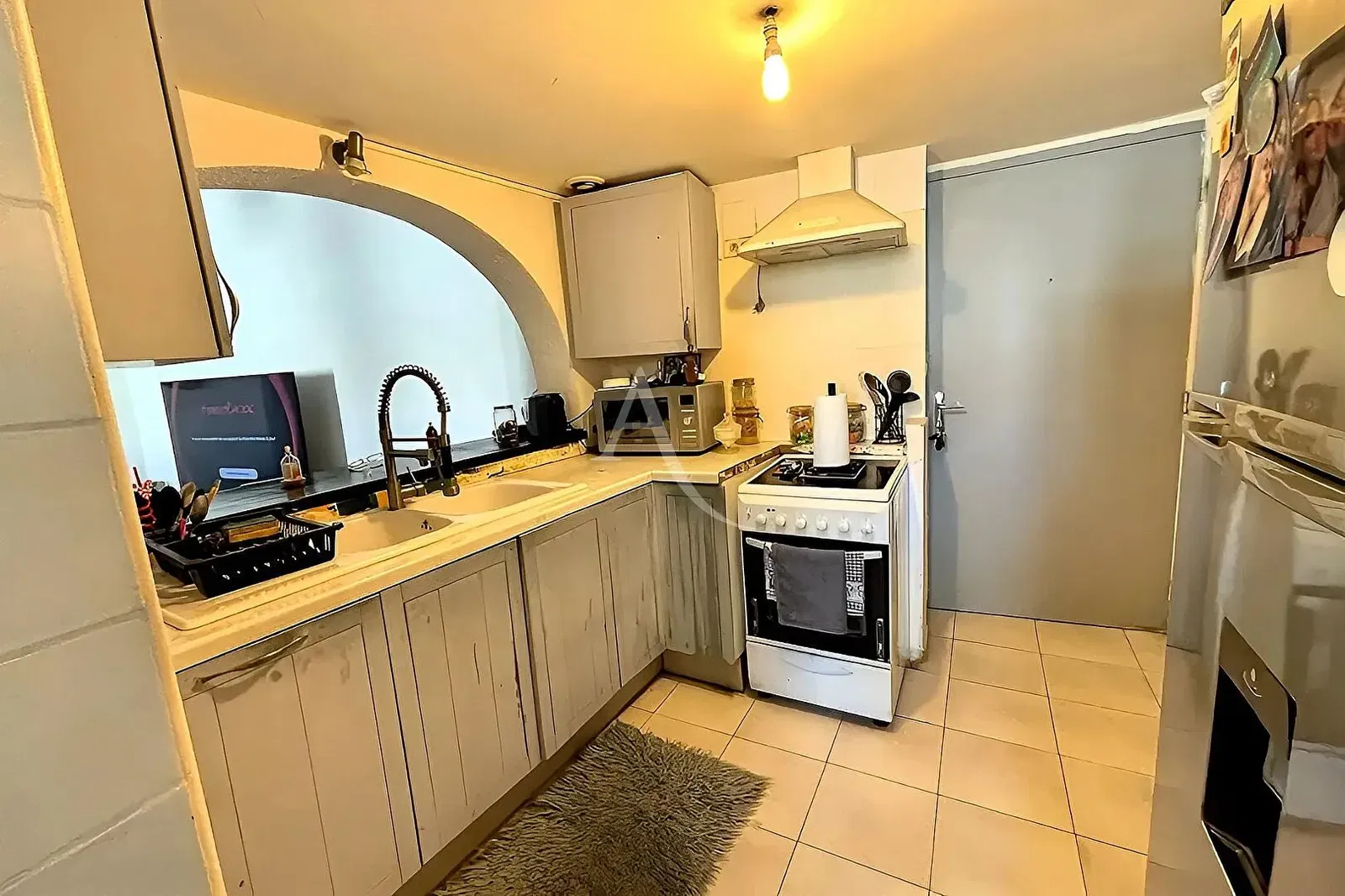 Wohnzimmer; holzboden, tageslicht, moderner stil, hohe decken