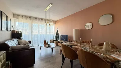 Oturma odası; ahşap zemin, doğal ışık, modern stil, yüksek tavan