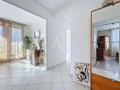 Wohnzimmer; holzboden, tageslicht, moderner stil, hohe decken