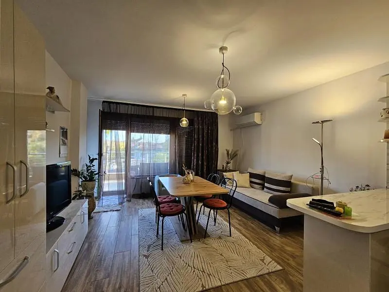 Woonkamer; houten vloer, natuurlijk licht, moderne stijl, hoge plafonds