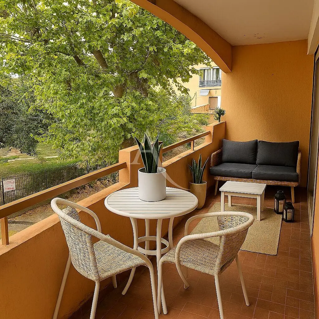 Soggiorno; pavimento in legno, luce naturale, stile moderno, soffitti alti