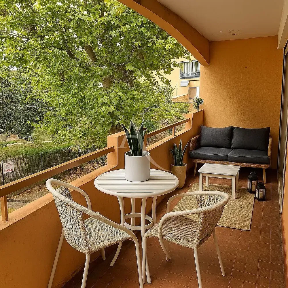 Soggiorno; pavimento in legno, luce naturale, stile moderno, soffitti alti