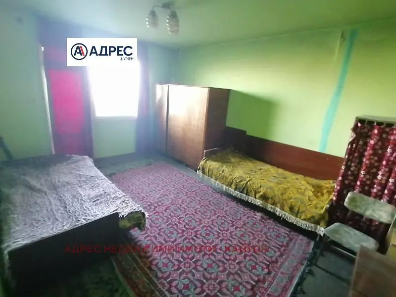 Wohnzimmer; holzboden, tageslicht, moderner stil, hohe decken