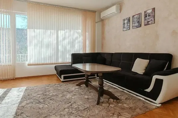Living room; wood floor, natural light, modern style, high ceiling