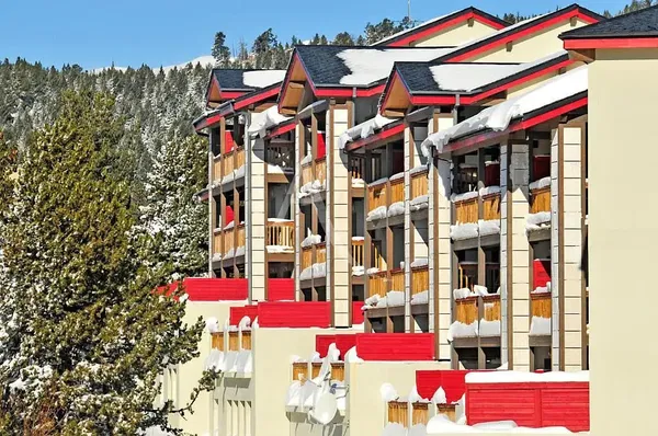 Wohnzimmer; holzboden, tageslicht, moderner stil, hohe decken