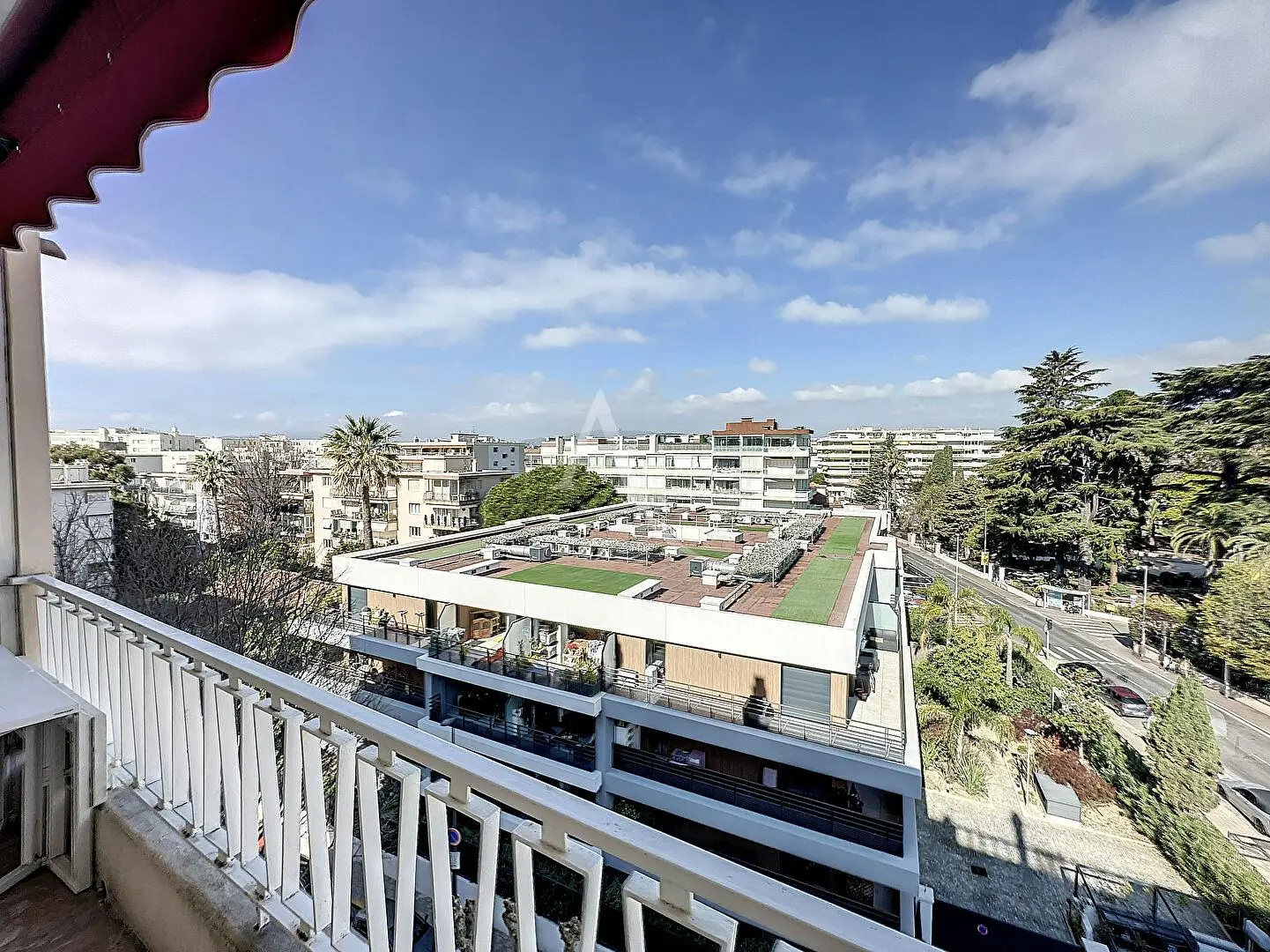 Mutfak; mutfak aletleri, ahşap zemin, doğal ışık, modern stil, tadilatlı