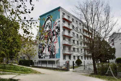 Хол; дървен под, естествена светлина, модерен стил, високи тавани