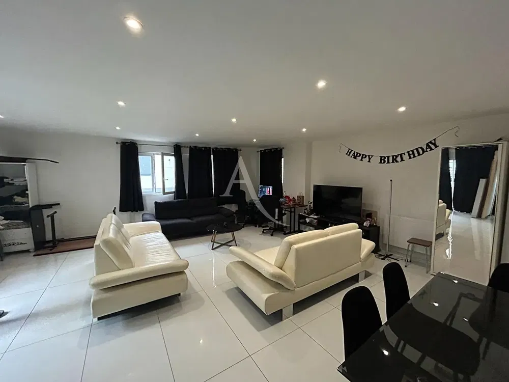 Кухиња; кухињски апарати, плочице, природно светло, модерни стил