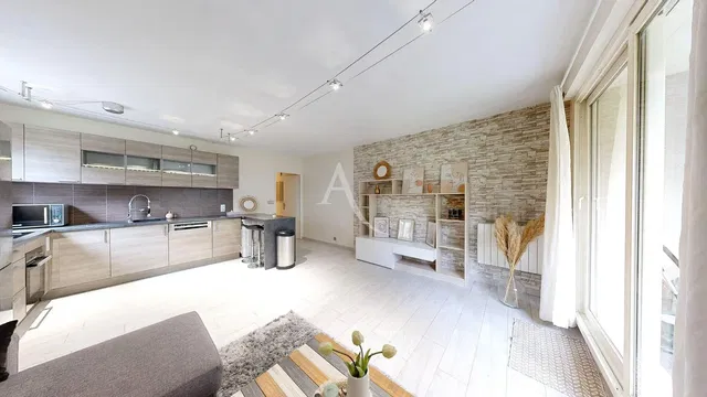 Хол; дървен под, естествена светлина, модерен стил, високи тавани