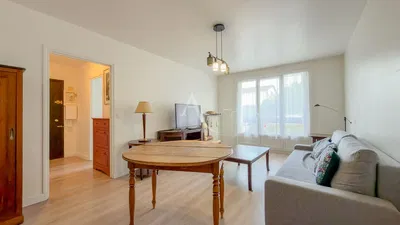 Woonkamer; houten vloer, natuurlijk licht, moderne stijl, hoge plafonds