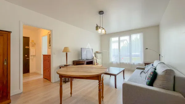 Woonkamer; houten vloer, natuurlijk licht, moderne stijl, hoge plafonds