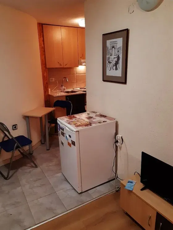 غرفة معيشة; أرضية خشبية, ضوء طبيعي, أسلوب عصري, أسقف عالية