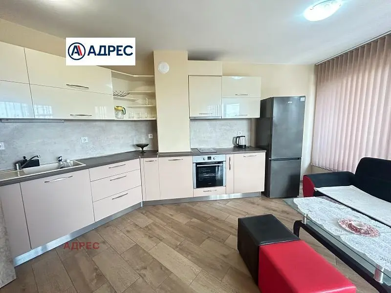 Obývací pokoj; dřevěná podlaha, přirozené světlo, moderní styl, vysoké stropy