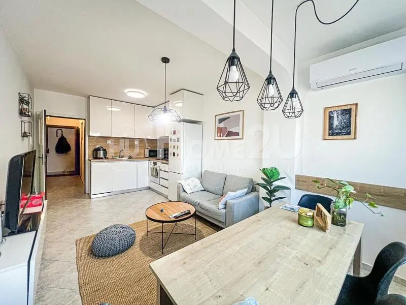 Obývací pokoj; dřevěná podlaha, přirozené světlo, moderní styl, vysoké stropy