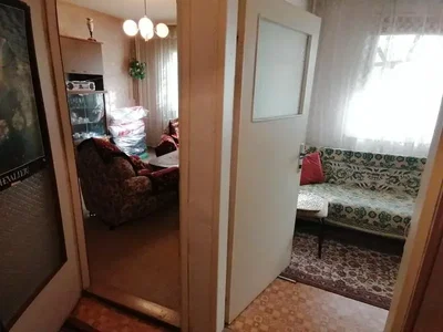 Wohnzimmer; holzboden, tageslicht, moderner stil, hohe decken