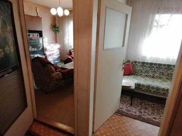 Wohnzimmer; holzboden, tageslicht, moderner stil, hohe decken