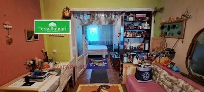 Obývací pokoj; dřevěná podlaha, přirozené světlo, moderní styl, vysoké stropy