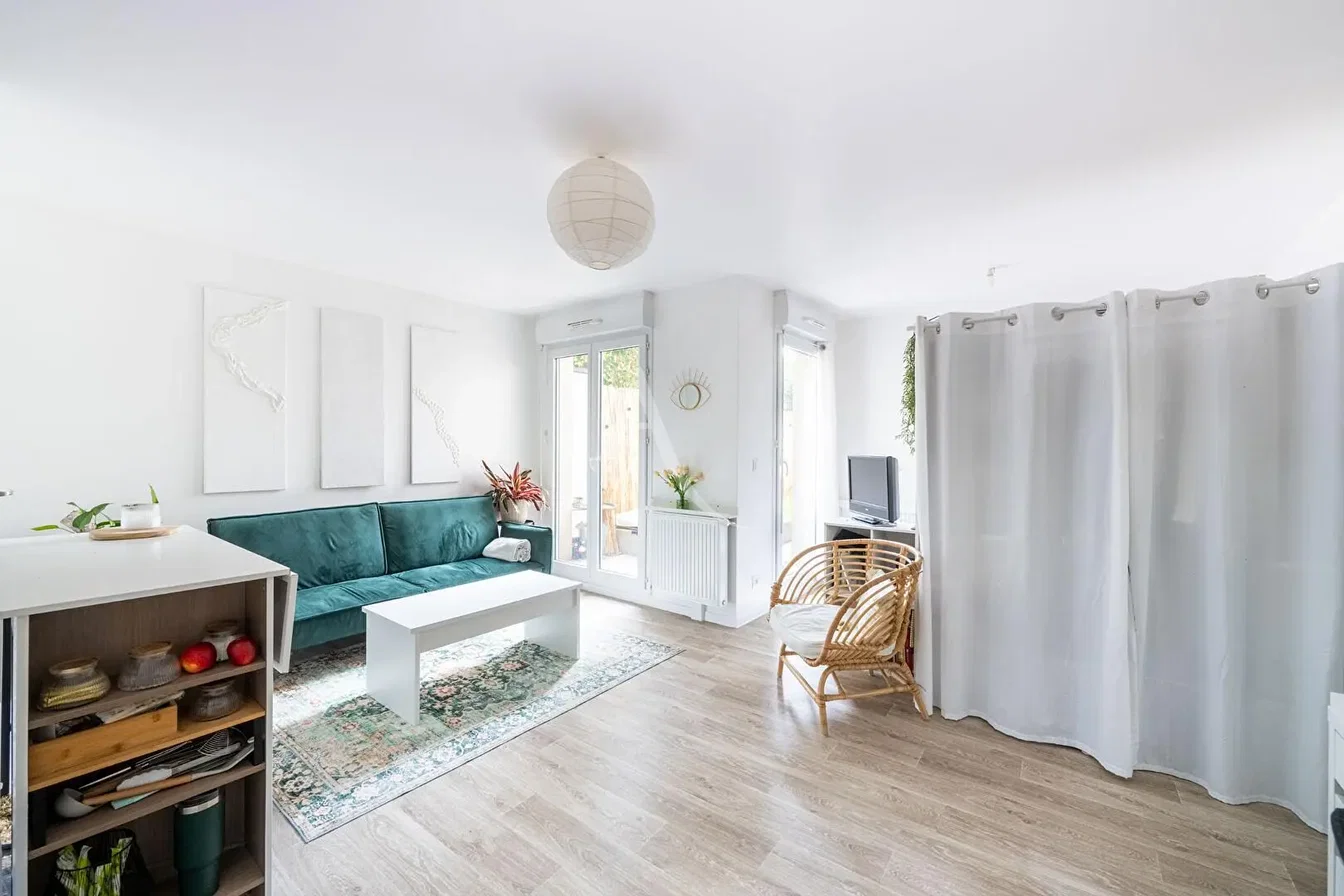 Oturma odası; ahşap zemin, doğal ışık, modern stil, yüksek tavan