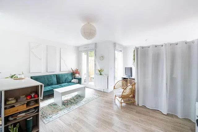 Oturma odası; ahşap zemin, doğal ışık, modern stil, yüksek tavan