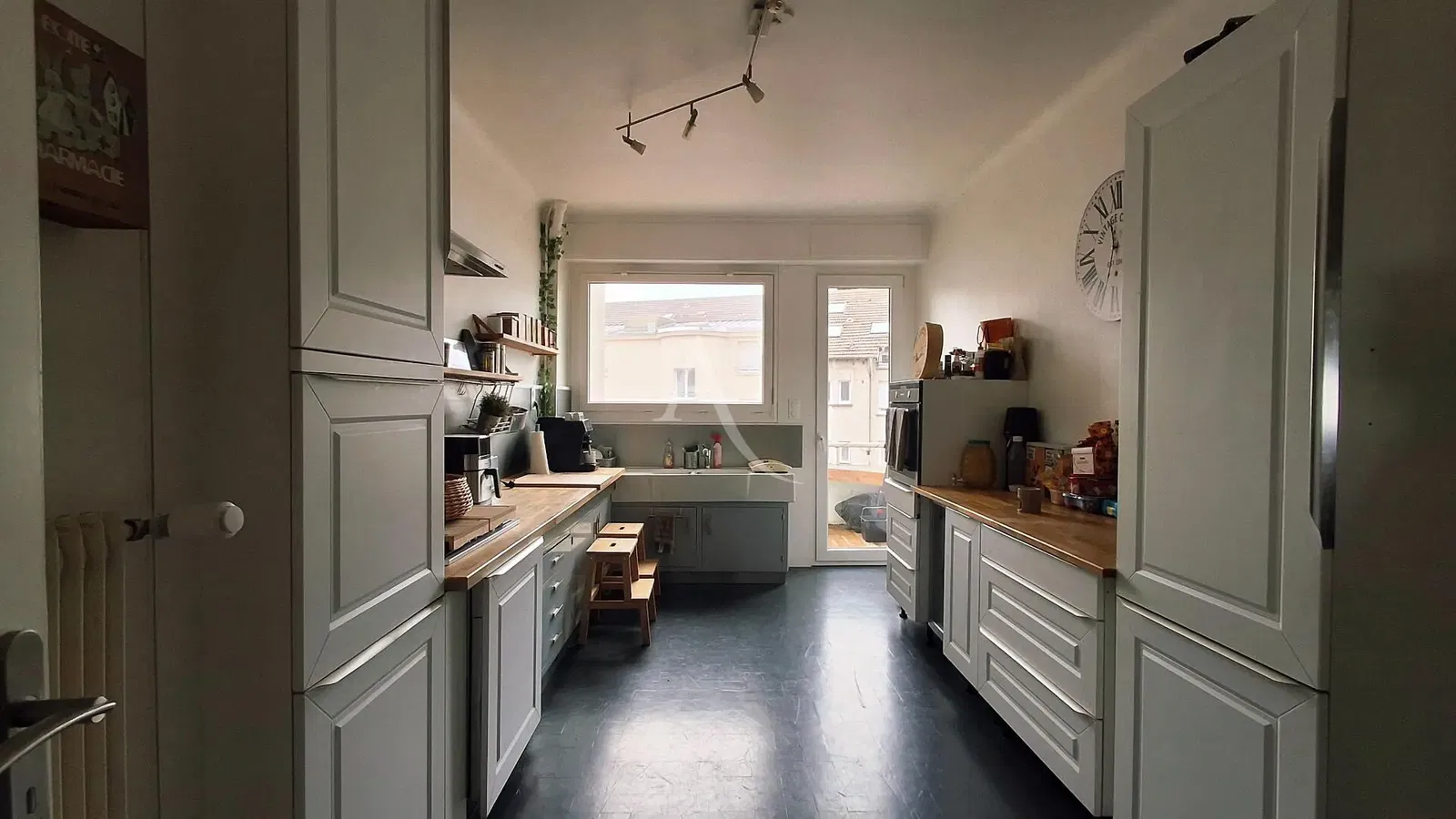 Дневна соба; дрвени под, природно светло, модерни стил, високи плафони