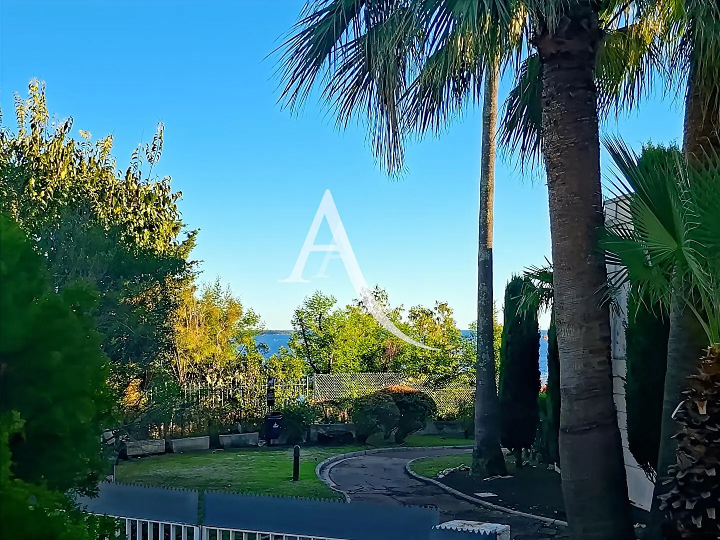 Кухня; кухненски уреди, дървен под, естествена светлина, модерен стил, ремонтиран