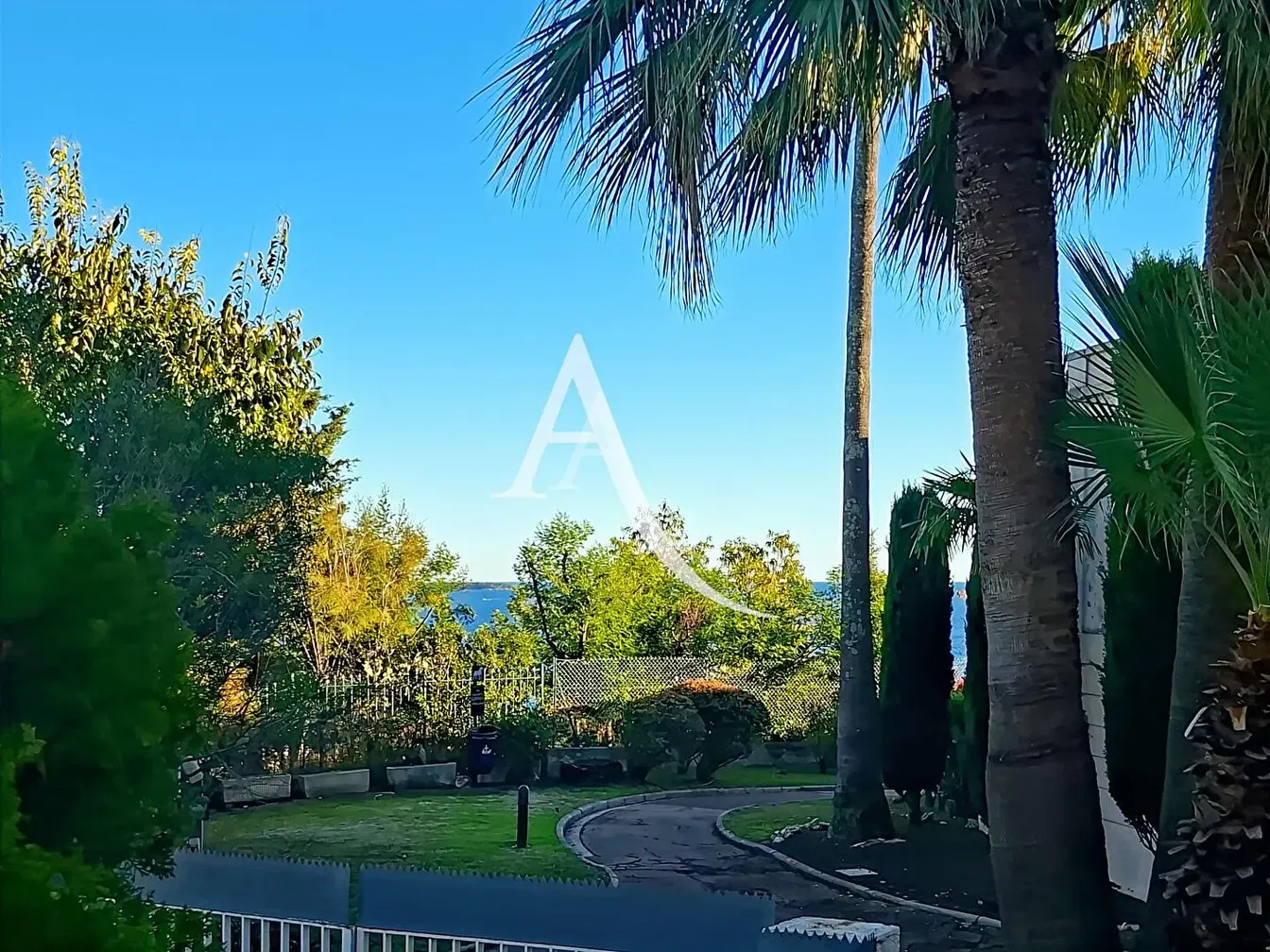 Mutfak; mutfak aletleri, ahşap zemin, doğal ışık, modern stil, tadilatlı