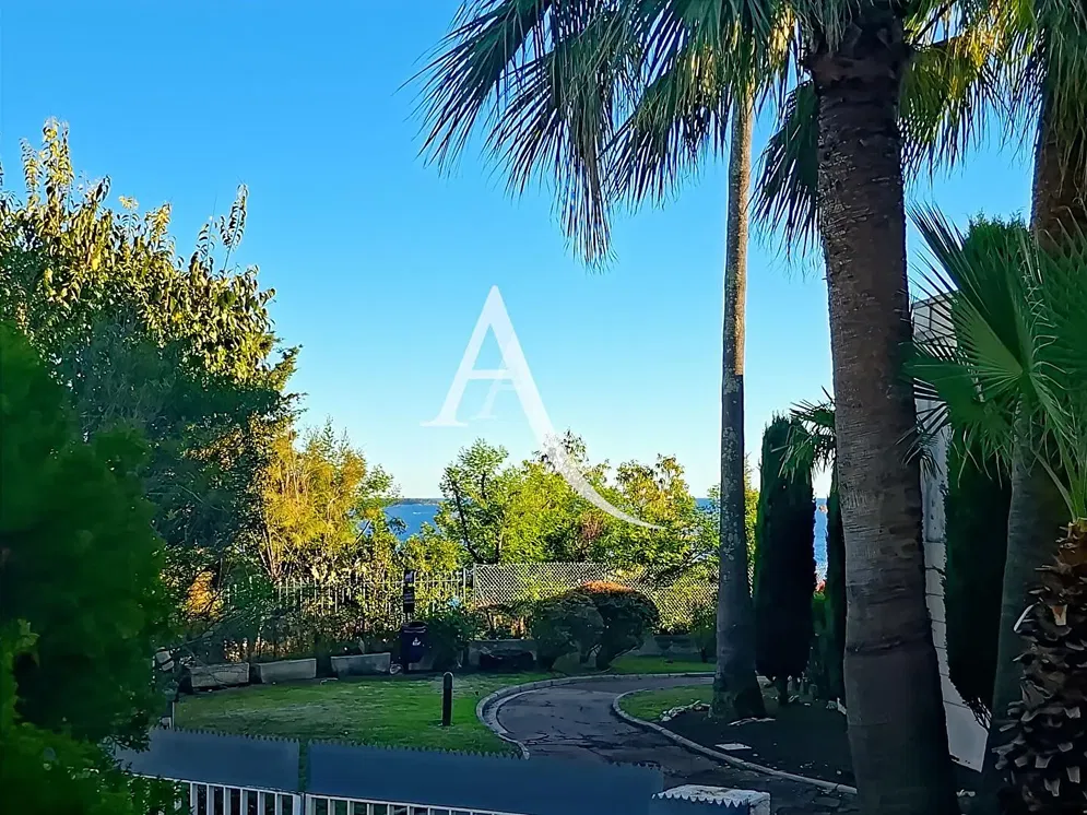 Mutfak; mutfak aletleri, ahşap zemin, doğal ışık, modern stil, tadilatlı