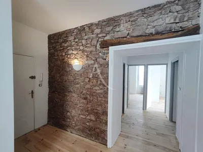 Salon; podłoga drewniana, światło dzienne, styl nowoczesny, wysokie sufity