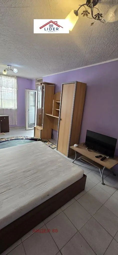 Obývací pokoj; dřevěná podlaha, přirozené světlo, moderní styl, vysoké stropy