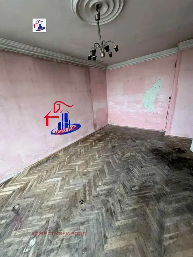 Wohnzimmer; holzboden, tageslicht, moderner stil, hohe decken