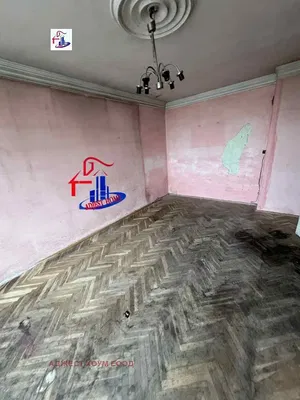 Wohnzimmer; holzboden, tageslicht, moderner stil, hohe decken