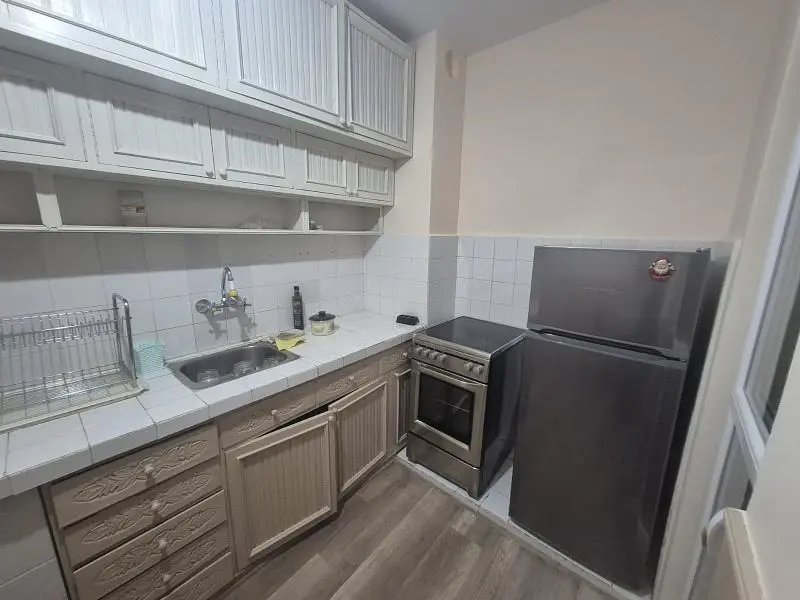 Obývací pokoj; dřevěná podlaha, přirozené světlo, moderní styl, vysoké stropy