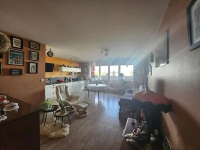 Oturma odası; ahşap zemin, doğal ışık, modern stil, yüksek tavan