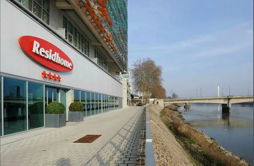 Salon; parquet, lumière naturelle, style moderne, hauteur sous plafond