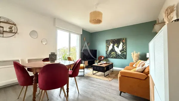 Salon; podłoga drewniana, światło dzienne, styl nowoczesny, wysokie sufity