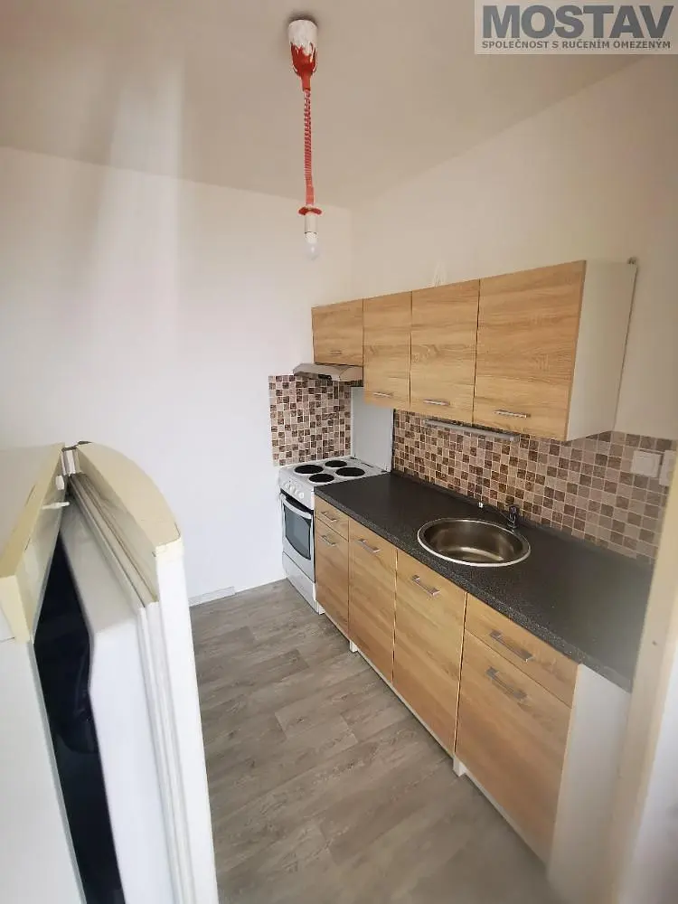 Wohnzimmer; holzboden, tageslicht, moderner stil, hohe decken