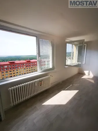 Salón; suelo de madera, luz natural, estilo moderno, techos altos