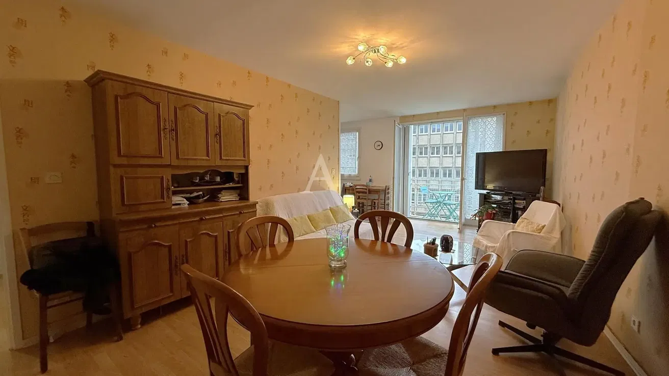 Living room; wood floor, natural light, modern style, high ceiling