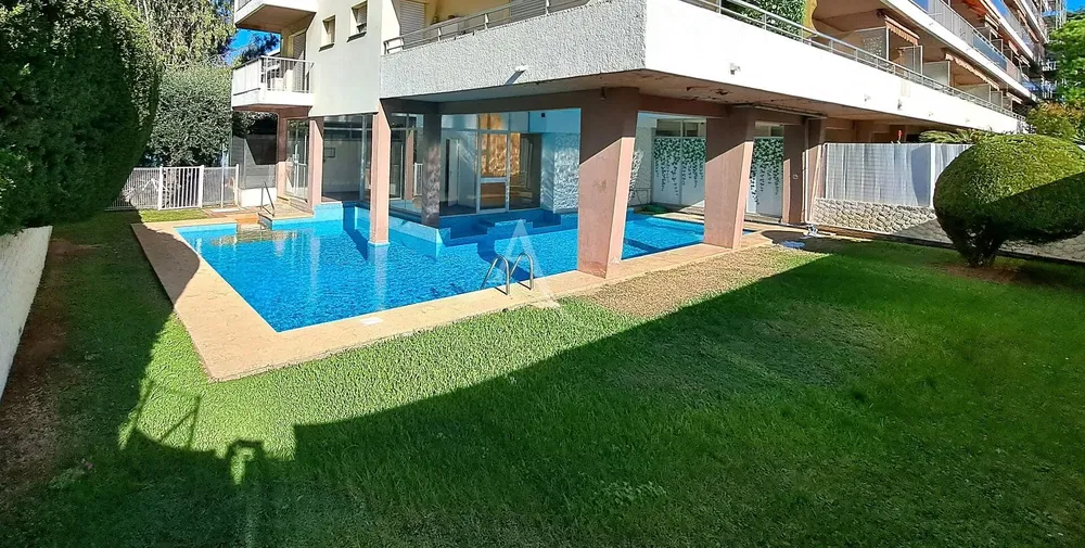 غرفة معيشة; أرضية خشبية, ضوء طبيعي, أسلوب عصري, أسقف عالية