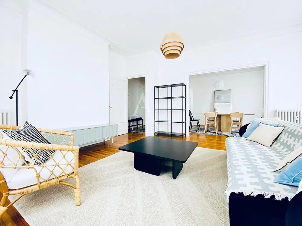 Salon; parquet, lumière naturelle, style moderne, hauteur sous plafond