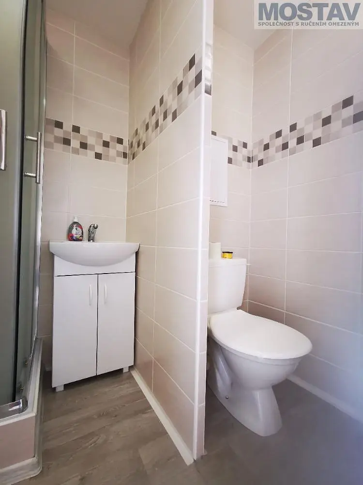 Wohnzimmer; holzboden, tageslicht, moderner stil, hohe decken