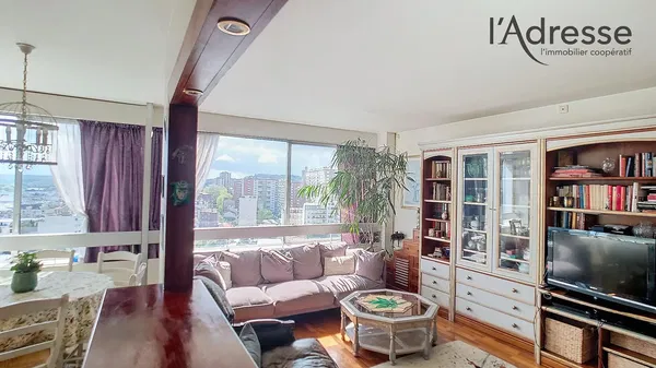 Salon; podłoga drewniana, światło dzienne, styl nowoczesny, wysokie sufity